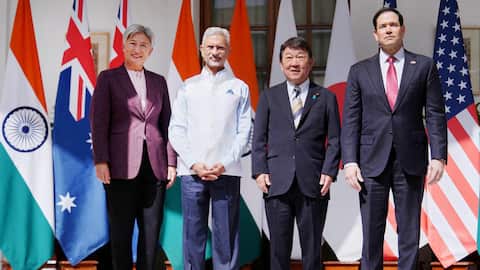 5月26日、ニューデリーで、「クアッド」外相会合に臨んだ(左から)オーストラリアのウォン外相、インドのジャイシャンカル外相、茂木敏充外相、ルビオ米国務長官(ロイター)