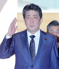 出邸する安倍晋三首相=24日午前、首相官邸(春名中撮影)