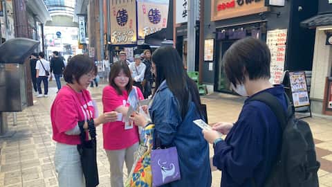 大阪市内の十三フレンドリー商店街などで行われた観光客向けツアーは、地域の魅力を発信する狙いがある(提供写真)