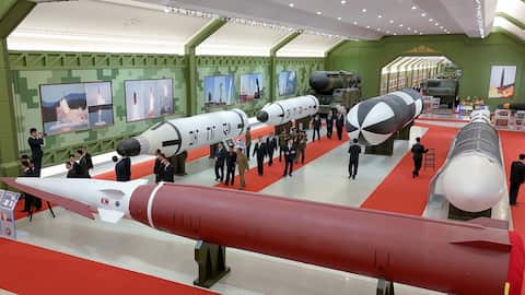 10月11日に開館した朝鮮第2経済委員会国防革命博物館に展示されている兵器。北朝鮮はIT労働者が偽装就労して得た外貨を核・ミサイル開発に用いているとされる(朝鮮中央通信=朝鮮通信)