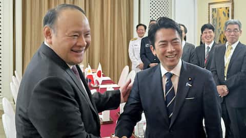 フィリピンのテオドロ国防相(左)との会談に臨む小泉防衛相=5月31日、シンガポール(共同)
