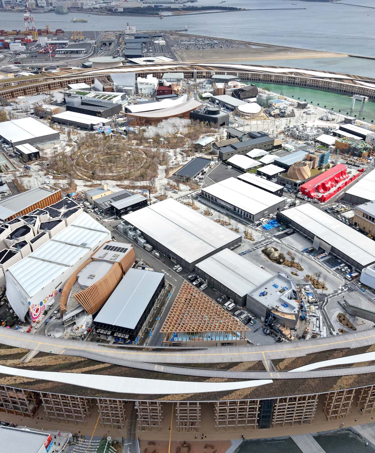 開幕に向け準備が進む大阪・関西万博会場=3月7日、大阪市此花区の夢洲(ドローン使用、沢野貴信撮影)