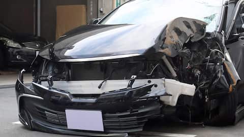 事故を起こした偽覆面パトカーは左前方が大きく壊れていた=5月20日、東京都練馬区(市野澤光撮影)