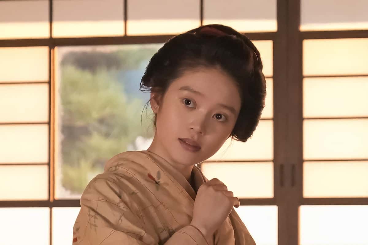 小谷と話す松野トキ(髙石あかり)(C)NHK