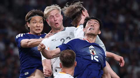 後半、相手と競り合う板倉滉(左)と冨安健洋(右)=MUFGスタジアム(水島啓輔撮影)